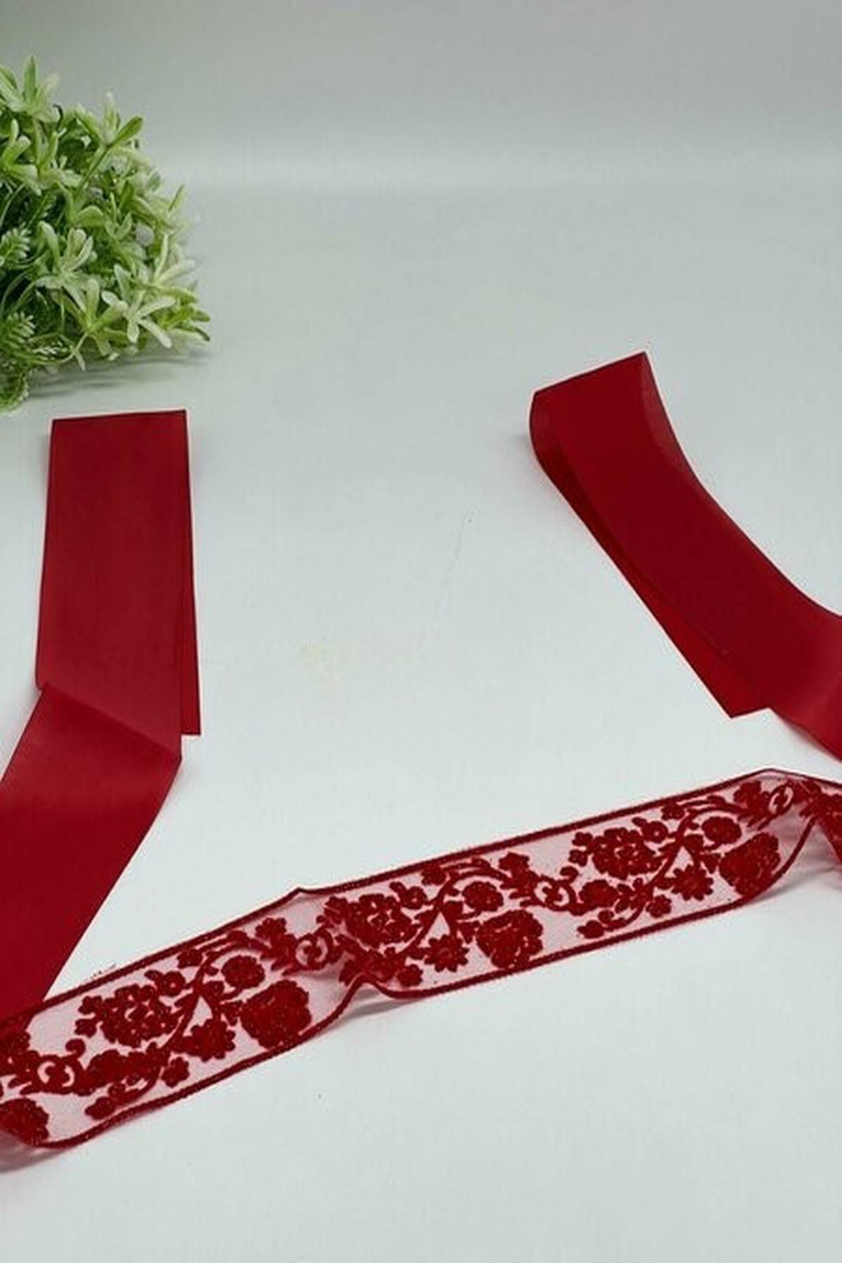 Rotes Glitzer-Taillenaccessoire für die Braut – Ideal für Henna und Hochzeiten mit seinem glänzenden und stilvollen Design