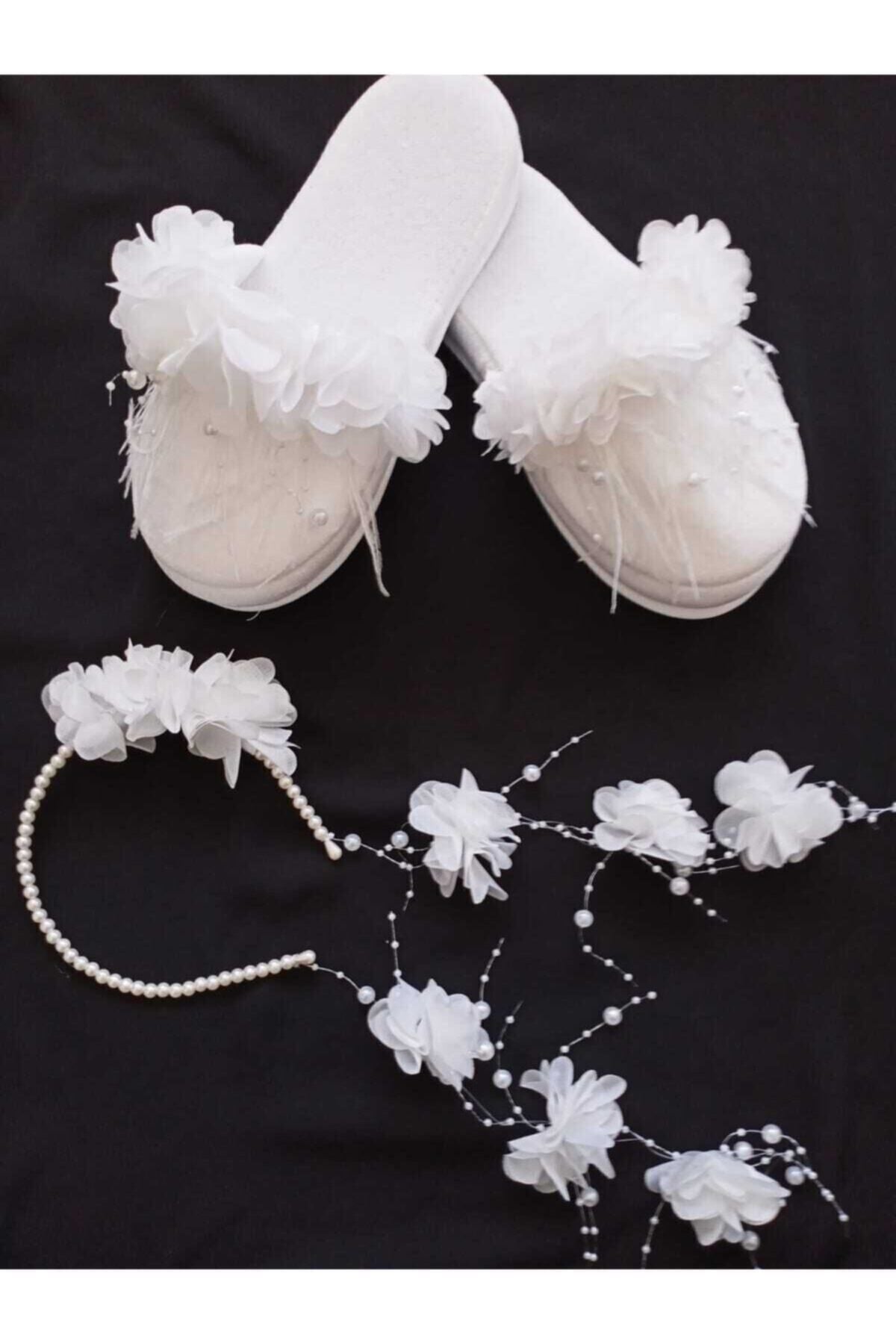 Damen-Umstandsset mit weißen Perlen und Azalea-Kronen-Slipper