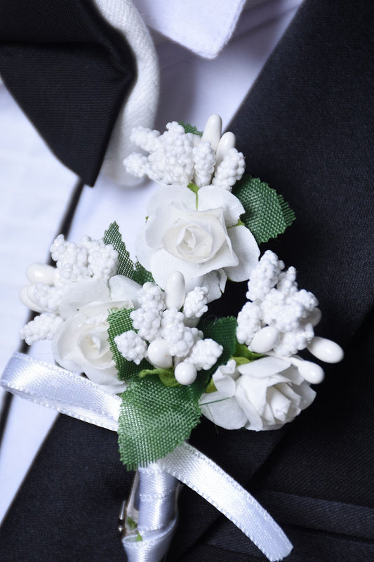 Weiße Boutonniere für den Anzug des Bräutigams