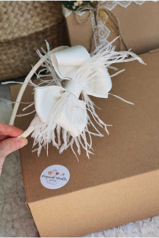 Mutterschaftskrone mit Fliege und Federn