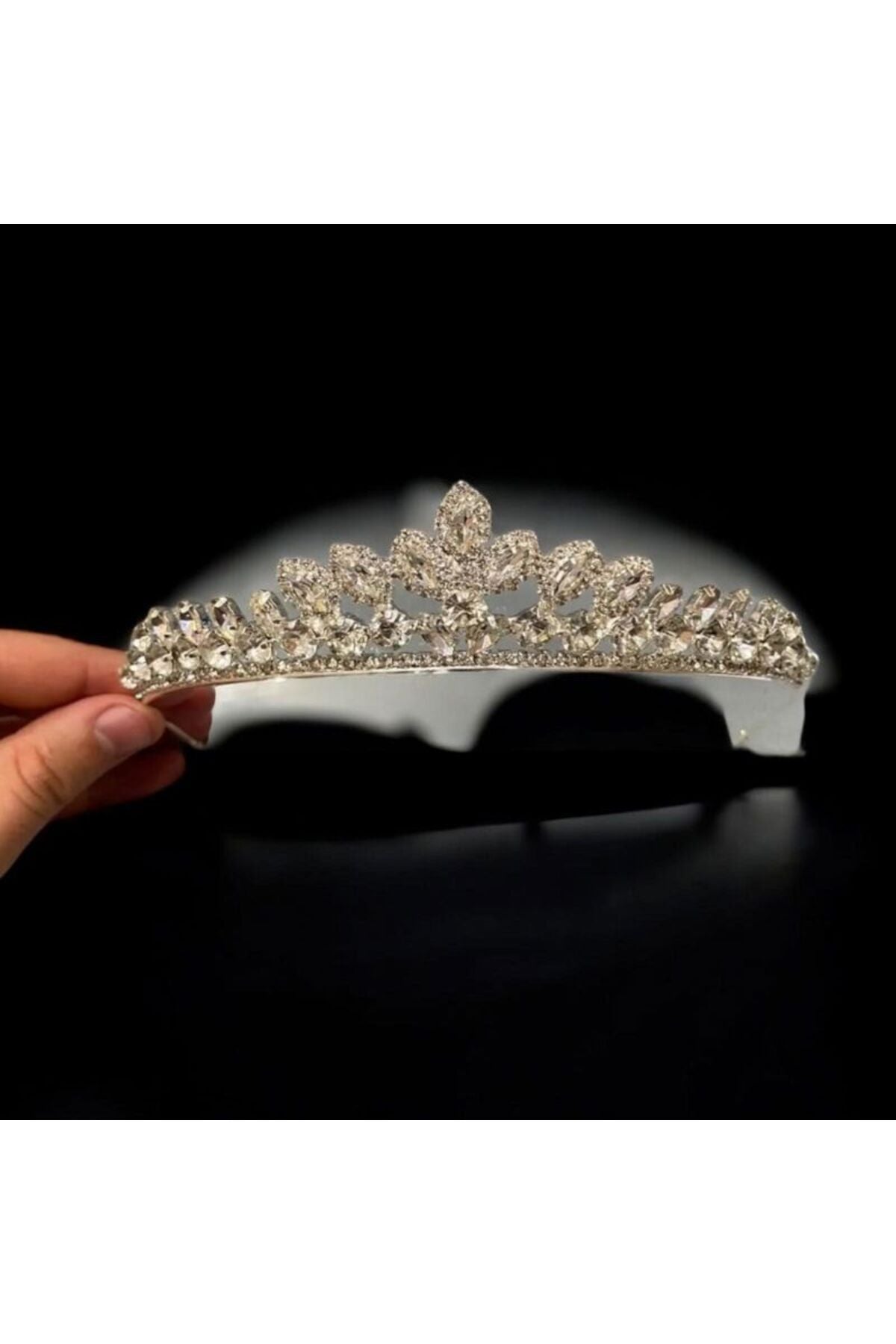 Weiße Brautkrone mit Zirkonia-Steindetail – Henna-Nacht & Hochzeitsaccessoire