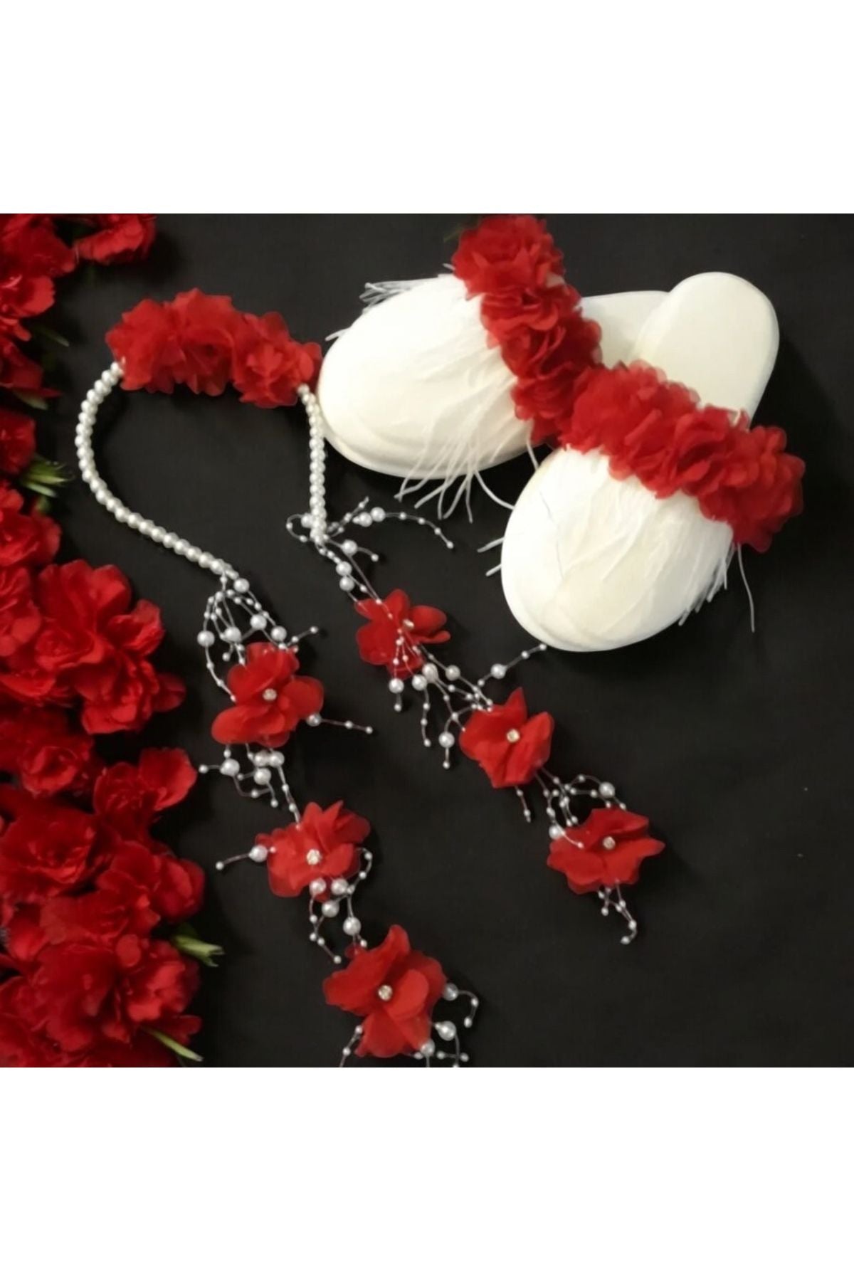 Kırmızı İnci Detaylı Tüylü Lohusa Terlik ve Taç Takımı – Şık ve Zarif Hastane Çıkışı Seti