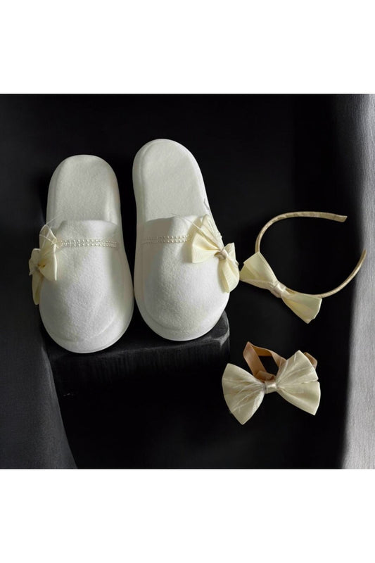 Cremefarbene Umstandspantoffeln mit Federn, Fliege, Krone und Baby-Bandana