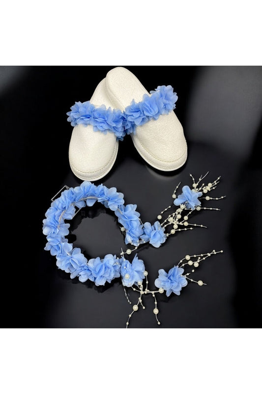 Elegantes Set mit blauen Umstandspantoffeln und Krone
