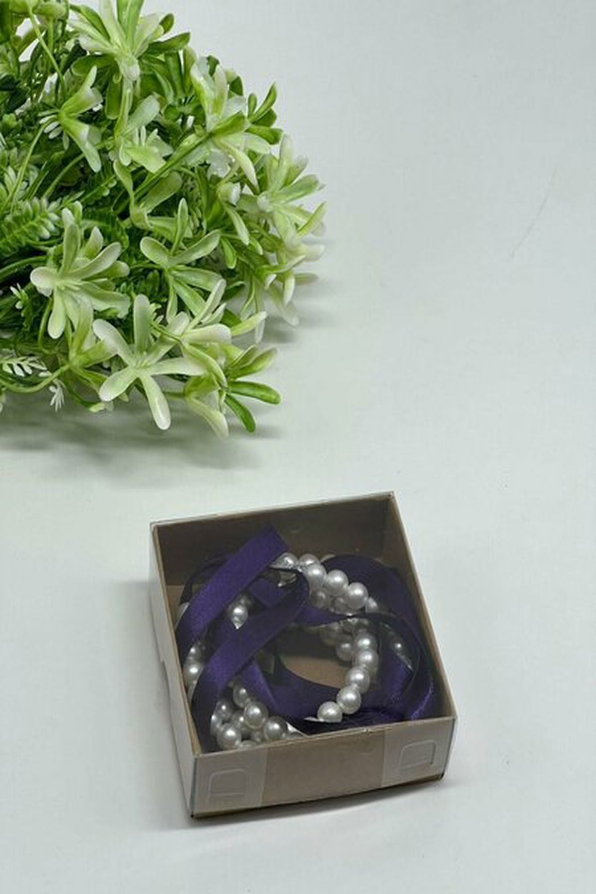 Perlenverziertes Band zur Verlobung – Elegantes und romantisches Design