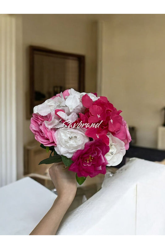 Brautstrauß aus rosa Rosen und fuchsiafarbenen Hortensien