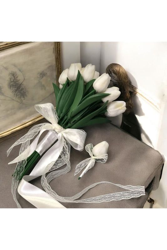 Brautstrauß und Ansteckblume aus feuchtweißen Tulpen