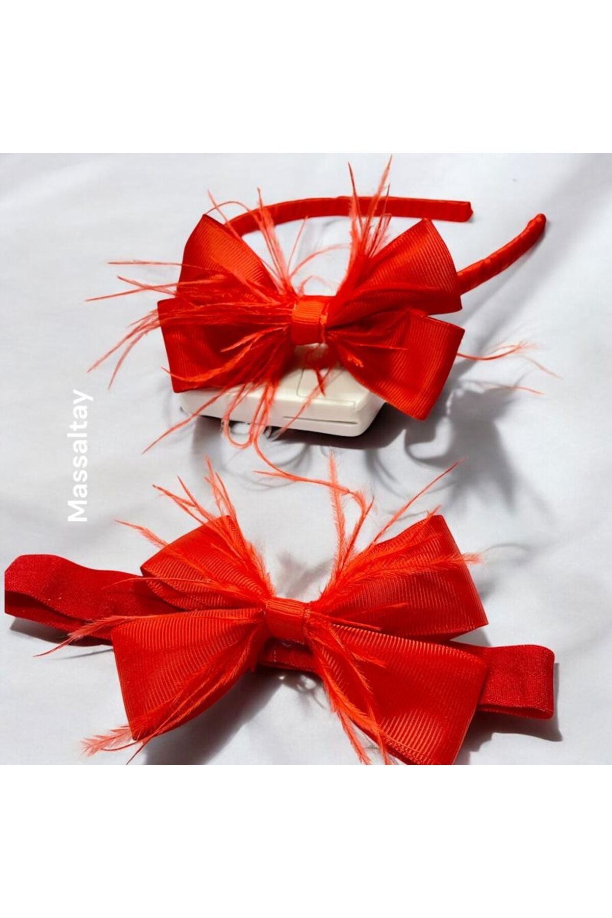 Rotes Set mit Federkrone und Baby-Bandana mit Schleife