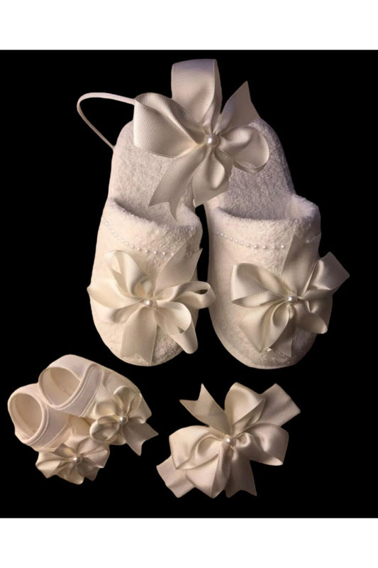 Cremefarbenes Umstandsset mit Schleife für Mütter – 4-teiliges Set (Hausschuhe, Krone, Bandana, Booties)