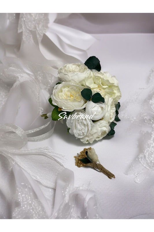 Cremefarbener Pfingstrosen-Eukalyptus-Luxus-Brautstrauß und Boutonniere