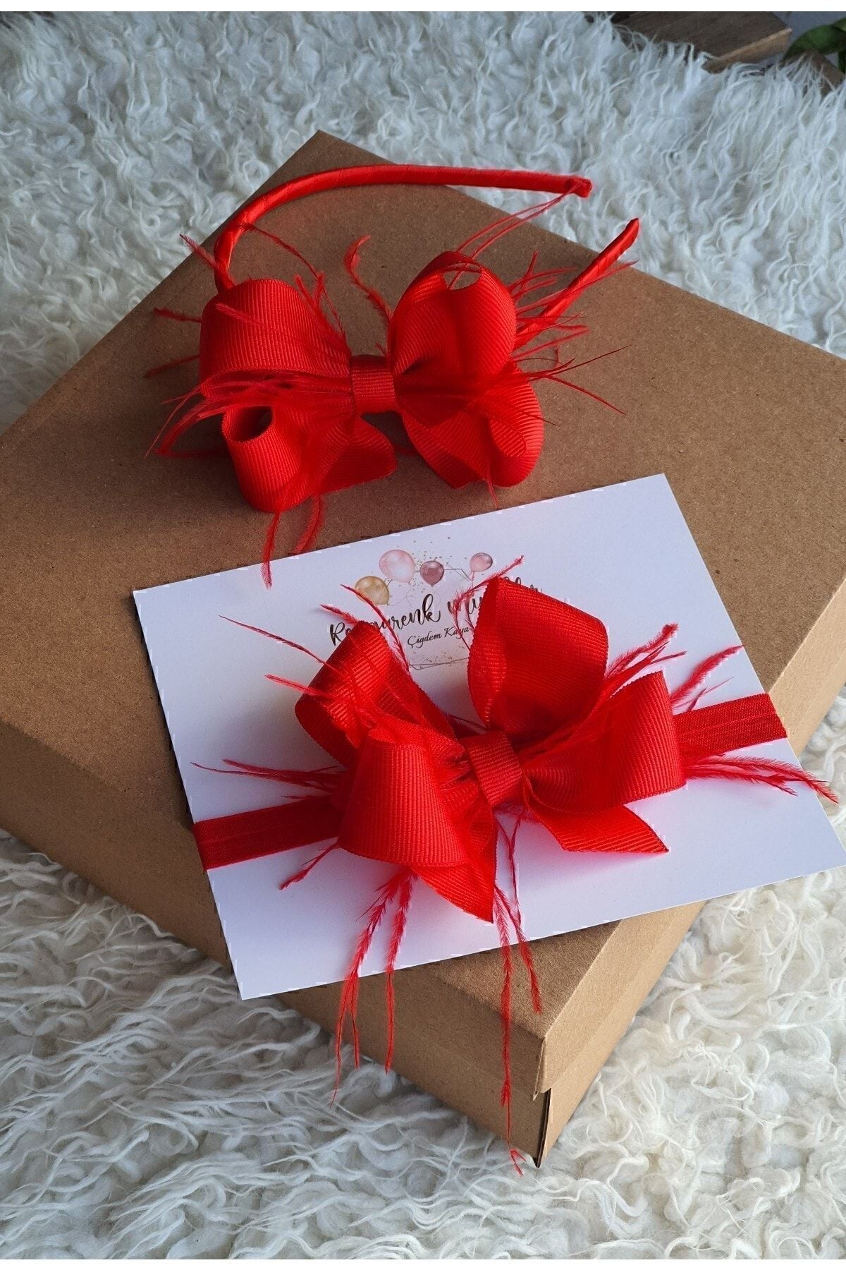 Rotes, gefiedertes Schwangerschaftskronen-Set für Mutter und Baby (Kronen zum Thema Neujahr)