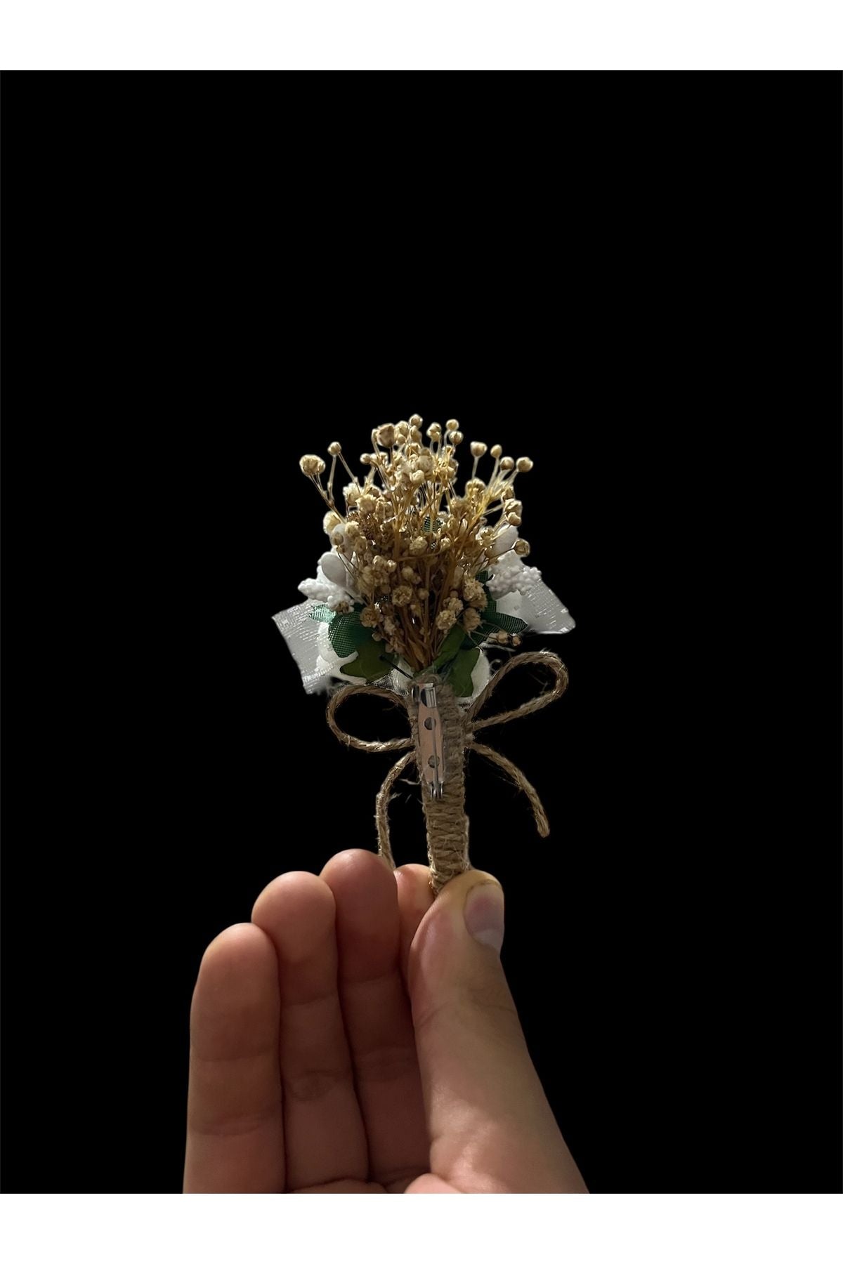 Schneeweiße Boutonniere mit weißen Tüllblumen und Gypsolu, weiße Latex-Gypsolu-Anstecknadel