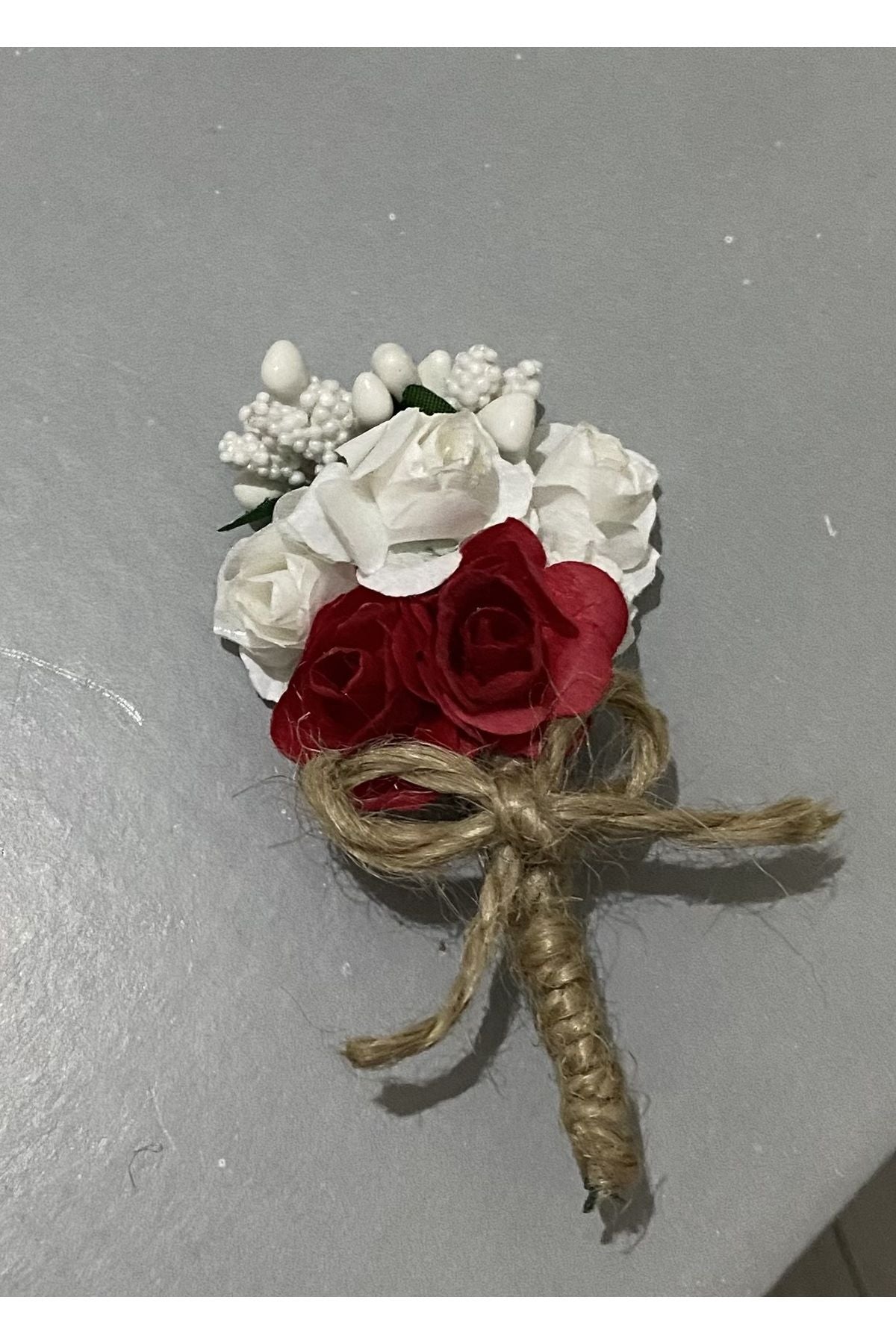 Rote und weiße Papierrose Boutonniere, Anstecknadel