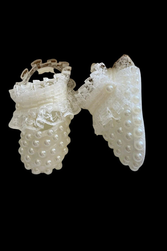 Baby-Schuhe mit Perlen und Neugeborenen-Schuhe in Ecru-Farbe und Geschenk-Schuhe mit Perlenspitze