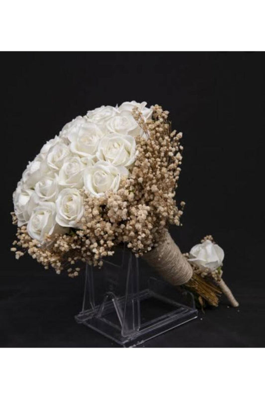 Weißer Samt-Rosen-Brautstrauß und Ansteckblume für den Bräutigam. Brautstrauß. Hochzeit. Verlobung.