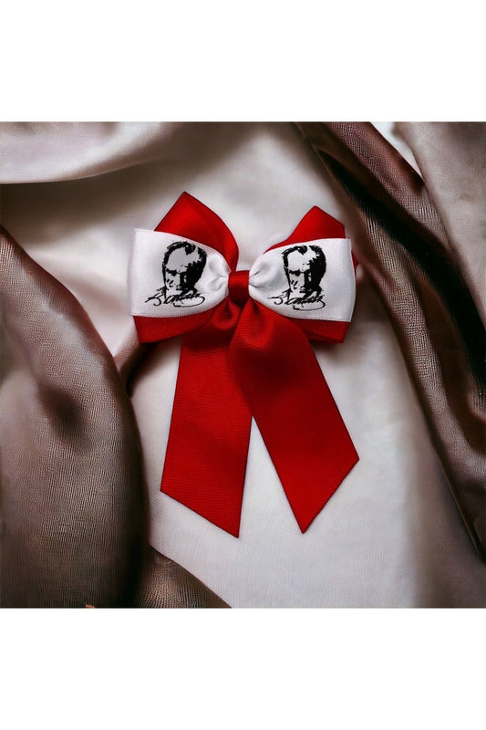 ROT-WEISSE SCHNALLE MIT ATATÜRK-DETAILS