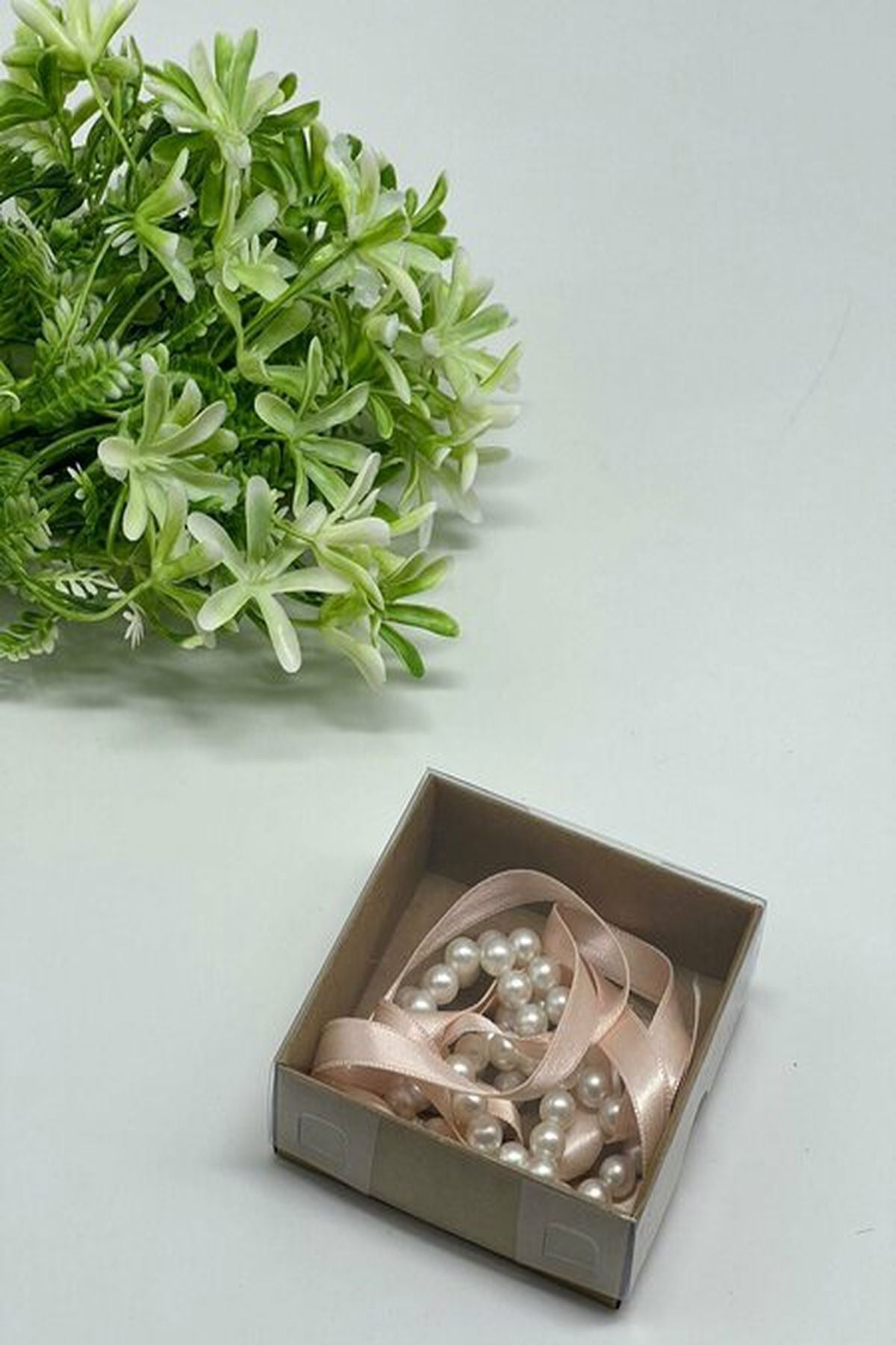 Perlenverziertes Band zur Verlobung – Elegantes und romantisches Design