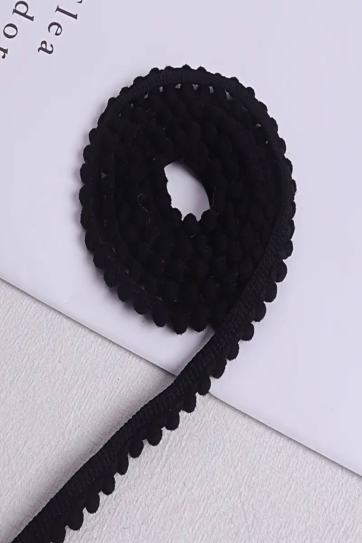 2 Meter Pompomband – Stilvolle Details für Mode und Wohndekoration