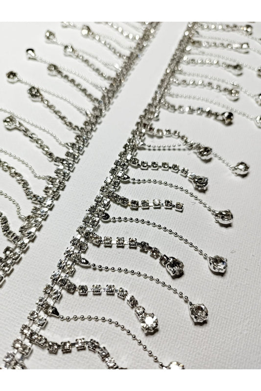 Spezielles Fransenband mit Kristallsteinkette in Silber