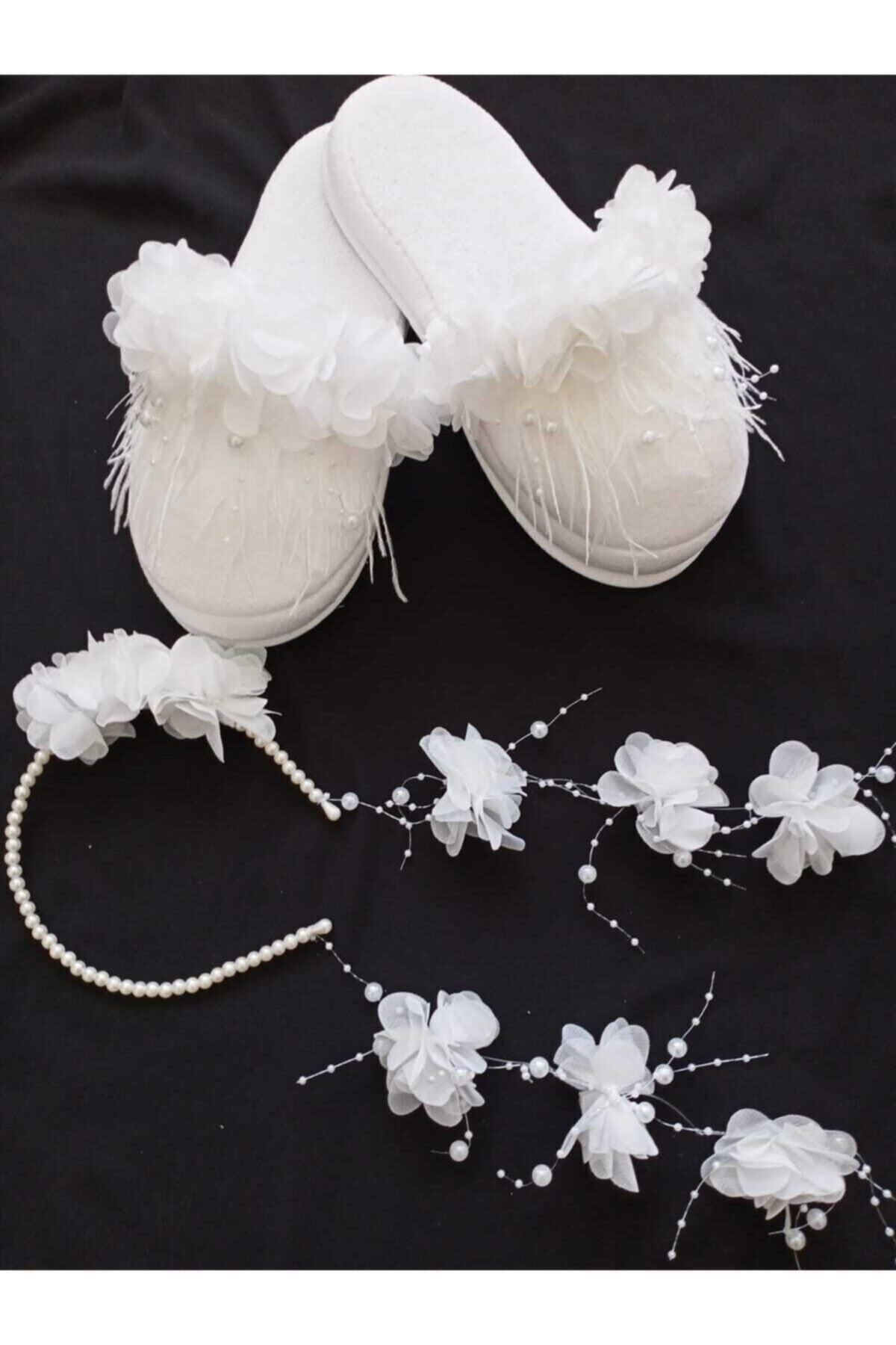 Damen-Umstandsset mit weißen Perlen und Azalea-Kronen-Slipper