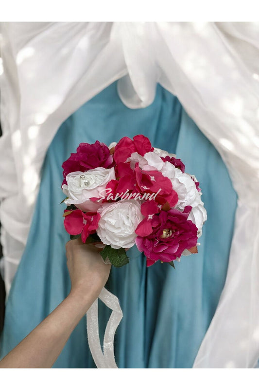 Brautstrauß aus fuchsiafarbenen Hortensien und weißen Rosen