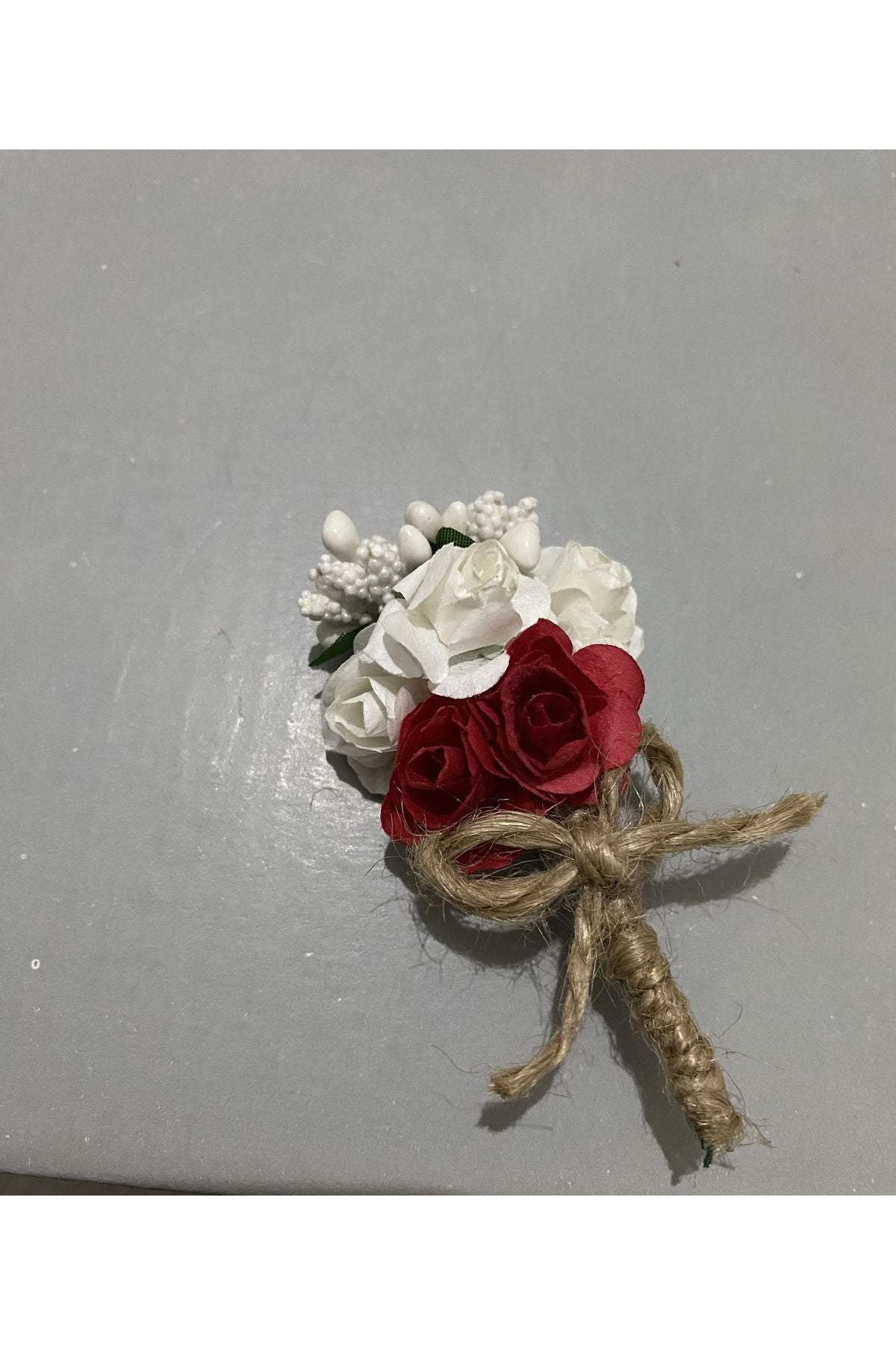 Rote und weiße Papierrose Boutonniere, Anstecknadel