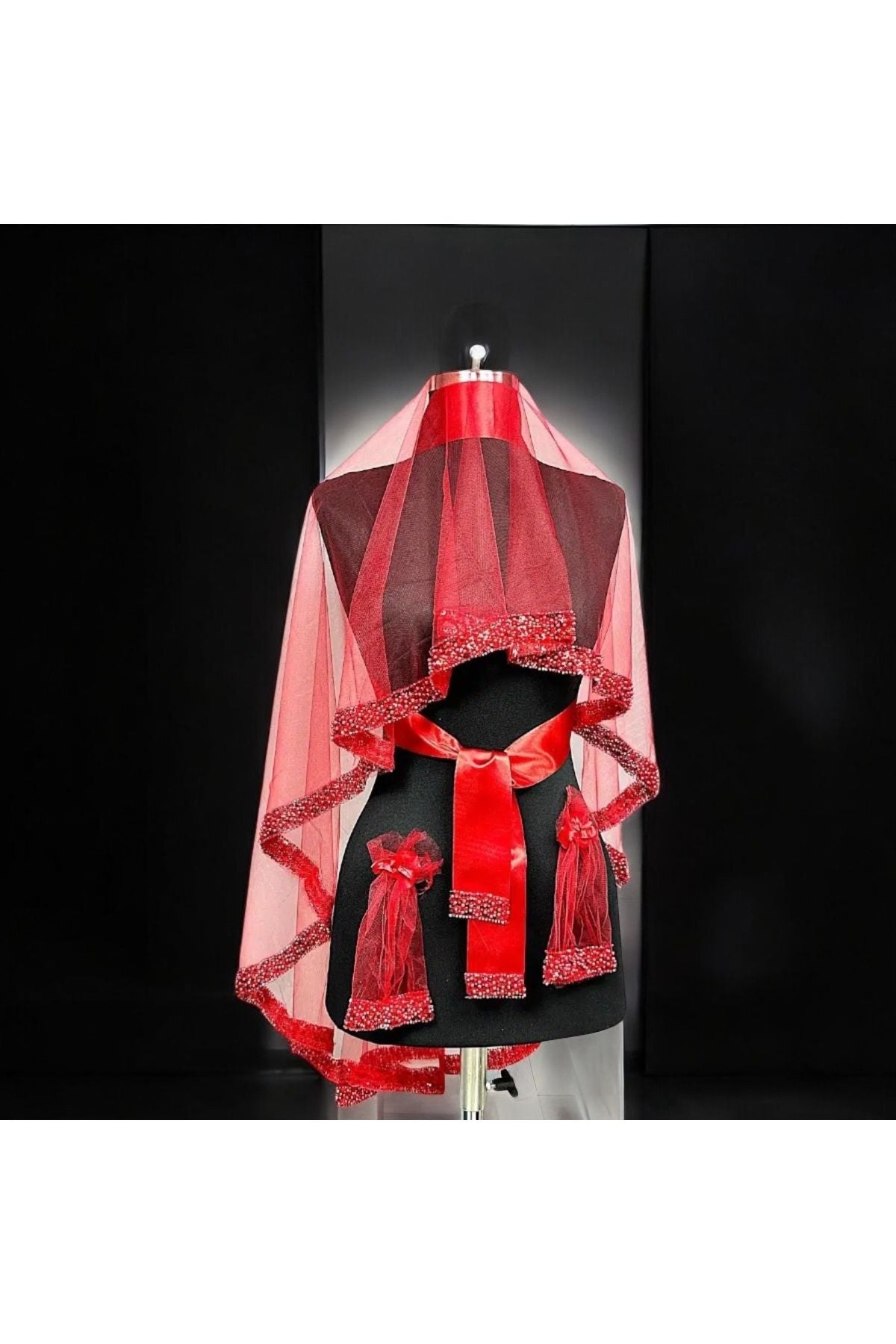 Işıltılı Kırmızı Taşlarla Süslenmiş Duvak ve Kemer Seti