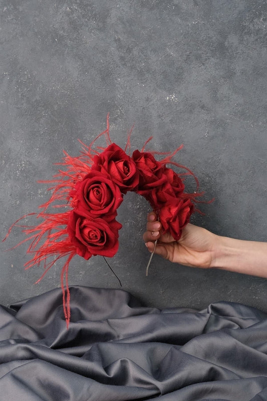 Henna-Krone aus rotem Samt mit Rosenfeder-Design für die Hochzeit von Frauen