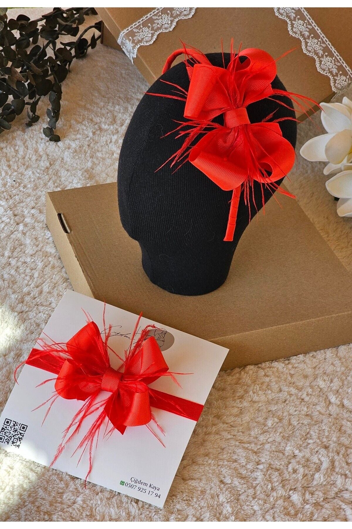 Rotes, gefiedertes Schwangerschaftskronen-Set für Mutter und Baby (Kronen zum Thema Neujahr)