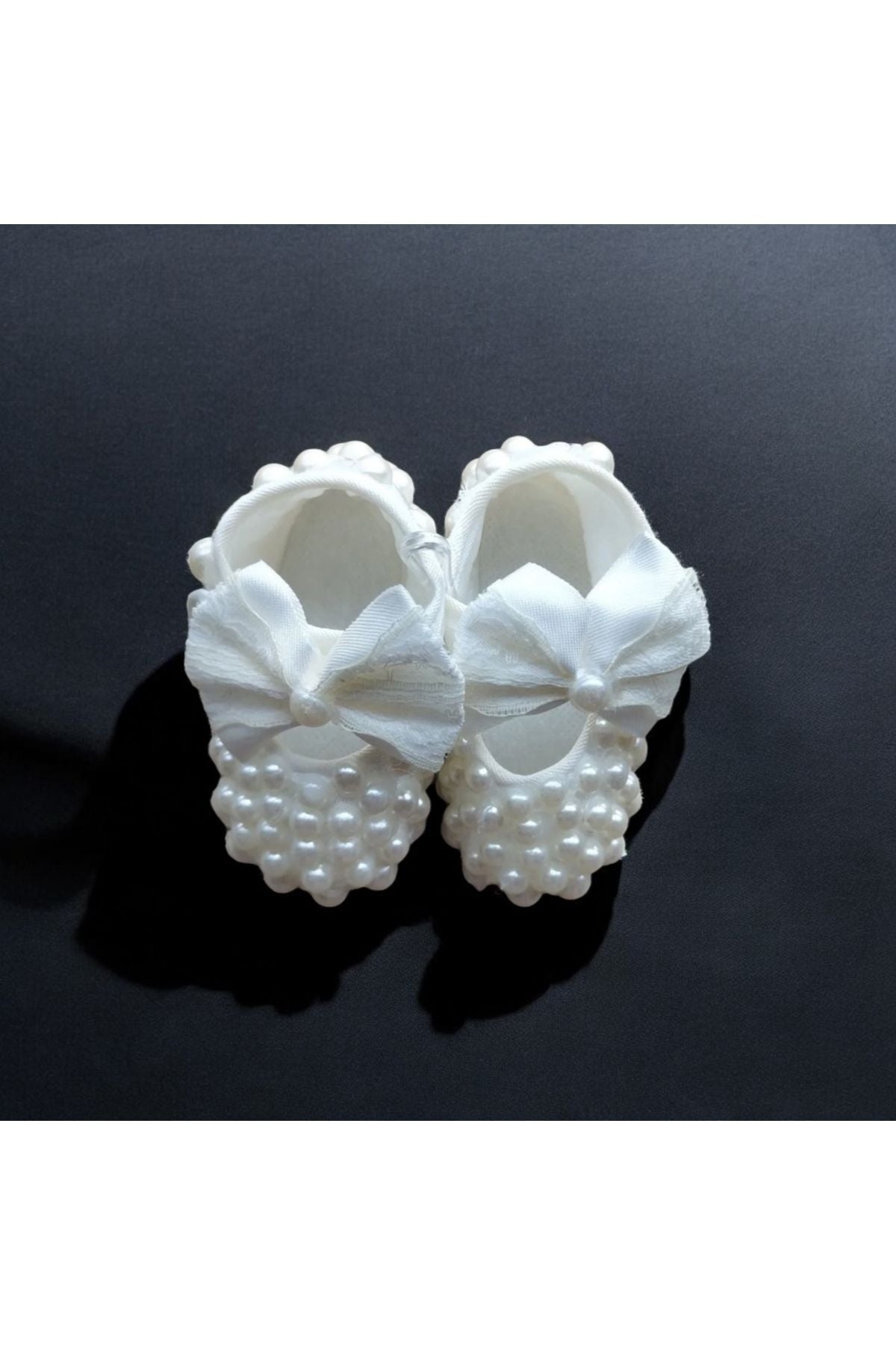 İnci Detaylı Fiyonklu Bebek Patik – Zarif ve Sevimli Tasarım