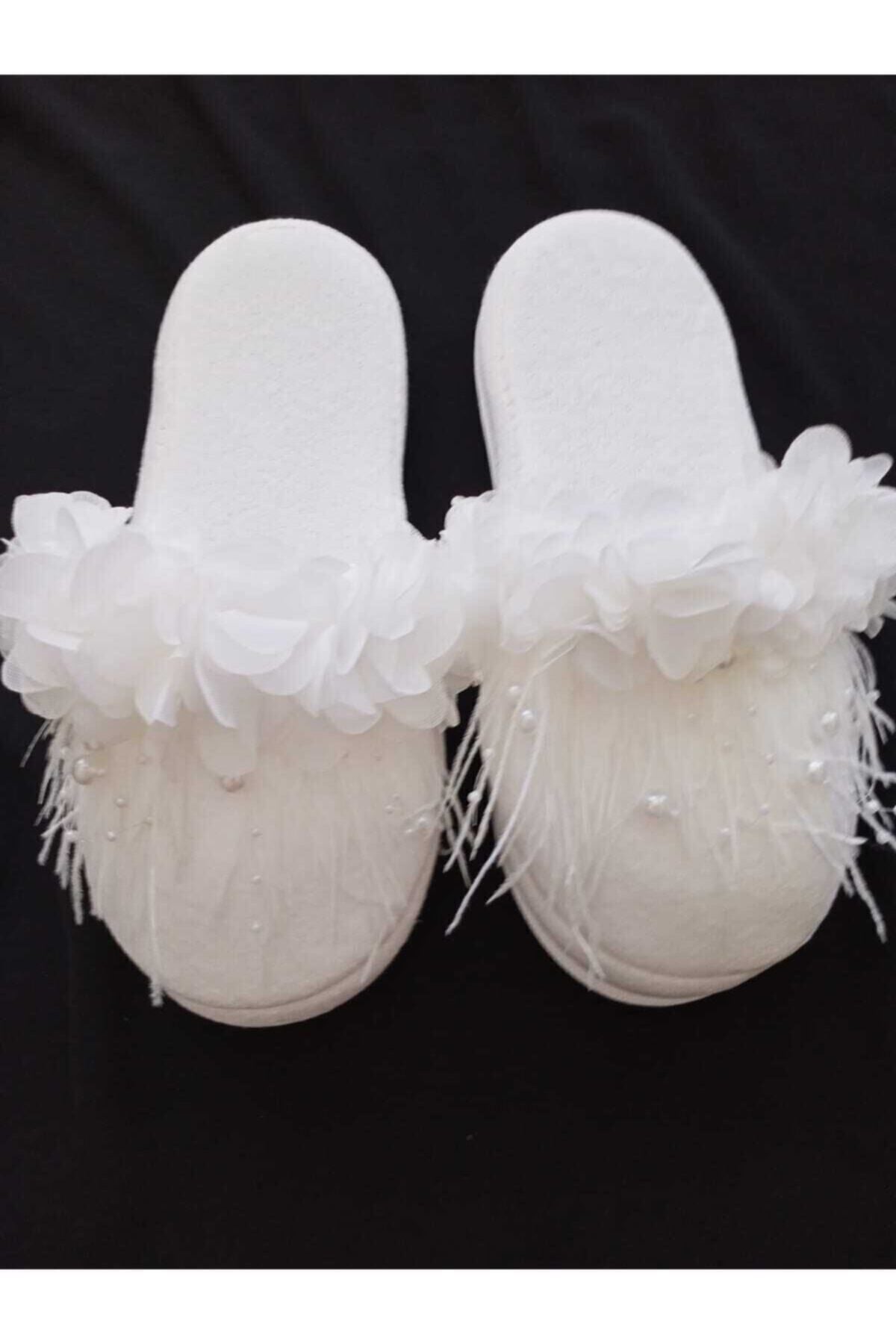 Damen-Umstandsset mit weißen Perlen und Azalea-Kronen-Slipper