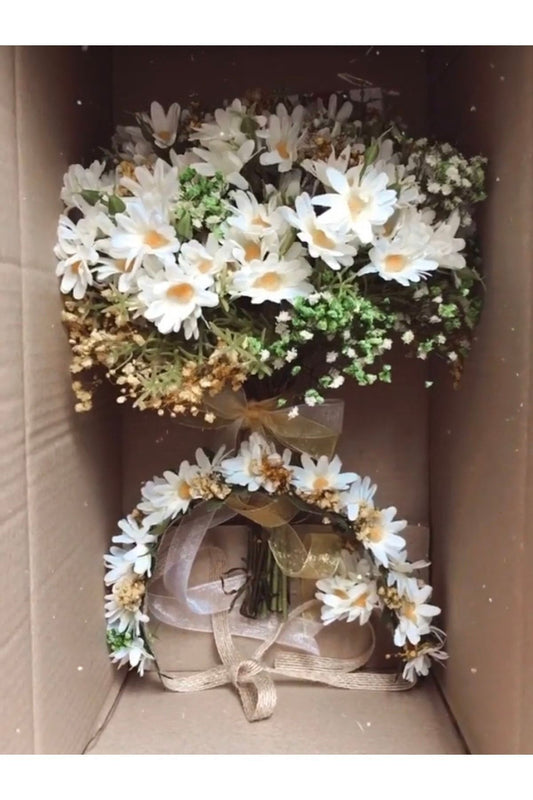 Brautstrauß mit Brautstrauß, Ansteckblume des Bräutigams und Brautkrone