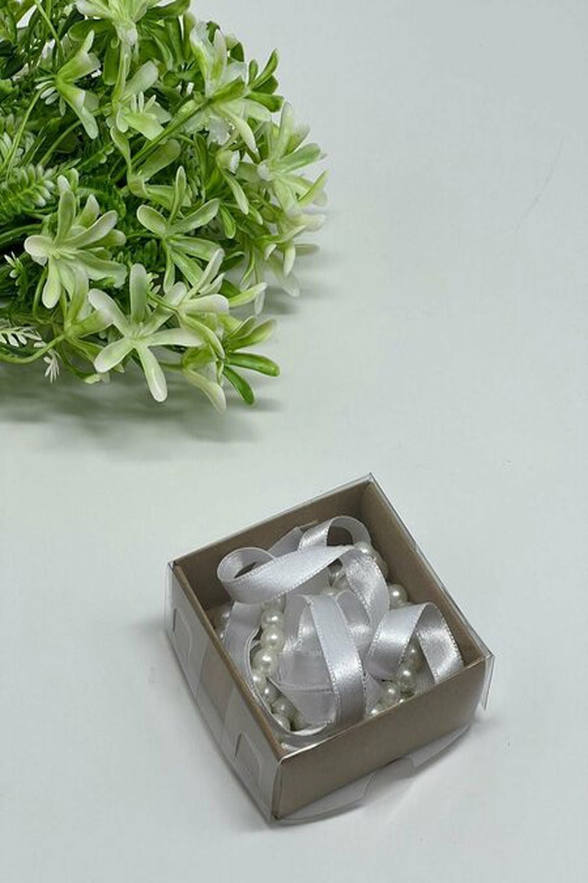 Perlenverziertes Band zur Verlobung – Elegantes und romantisches Design