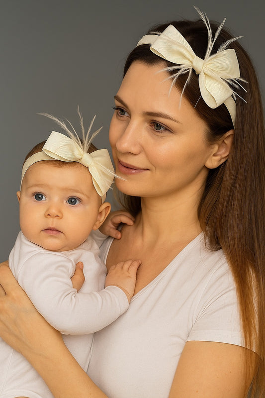 Ecrufarbenes Set aus Schwangerschafts-Stirnband und Baby-Bandana mit Federn – Stilvolles und bequemes Schwangerschafts-Accessoire