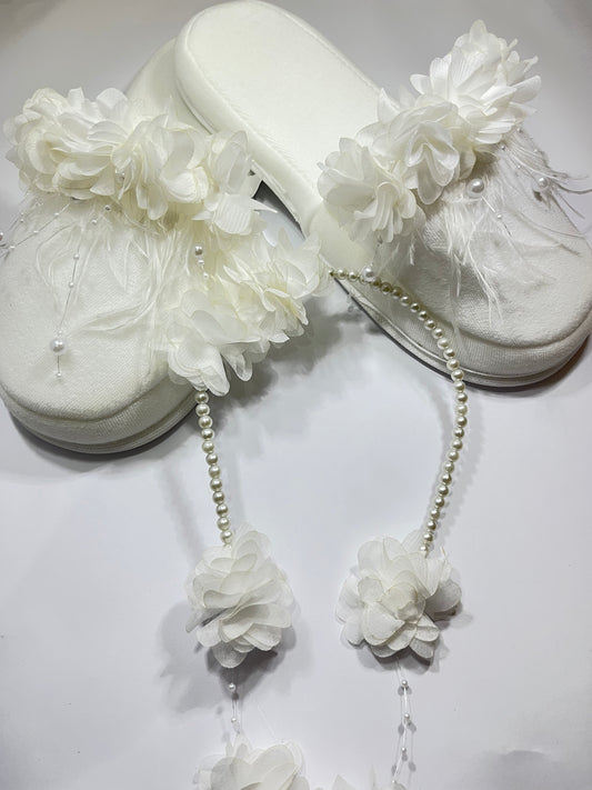 Umstandspantoffeln mit weißen Blumen und Perlen und Krone – Postpartum-Spezialset