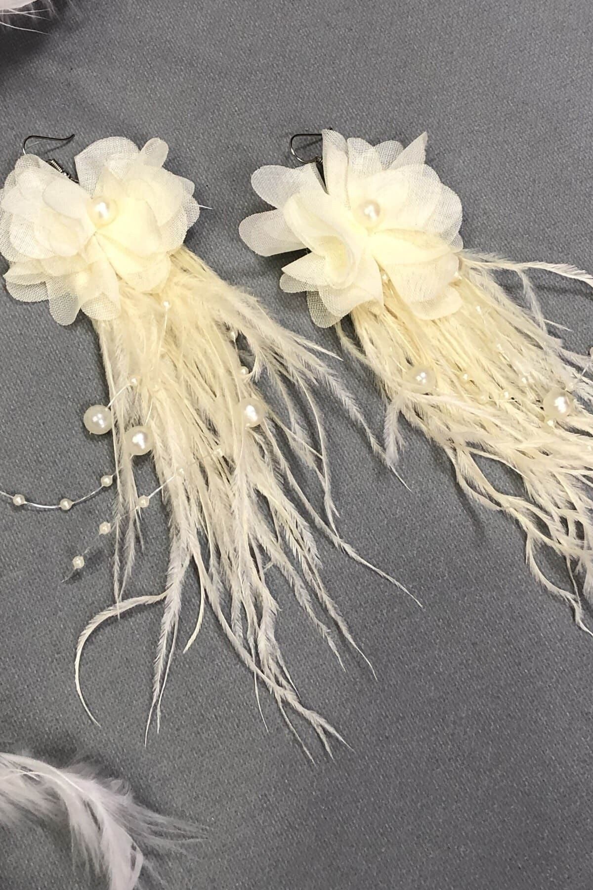 Cremefarbene Perlen-Ohrringe mit Blumenfedern