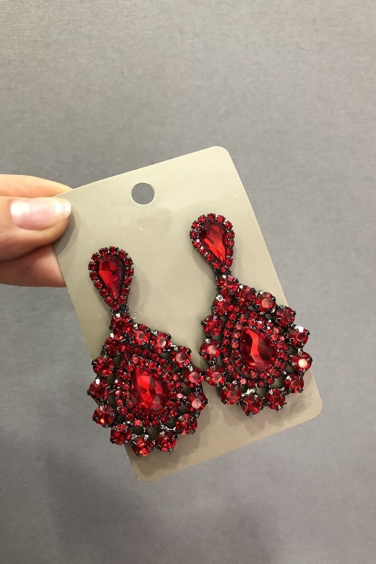 Kırmızı Kristal Cam Taşlı Koyu Gri Küpe