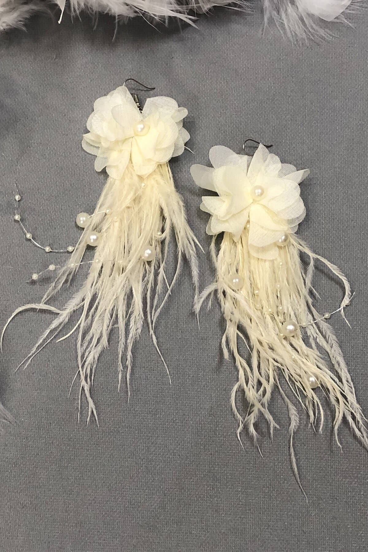 Cremefarbene Perlen-Ohrringe mit Blumenfedern