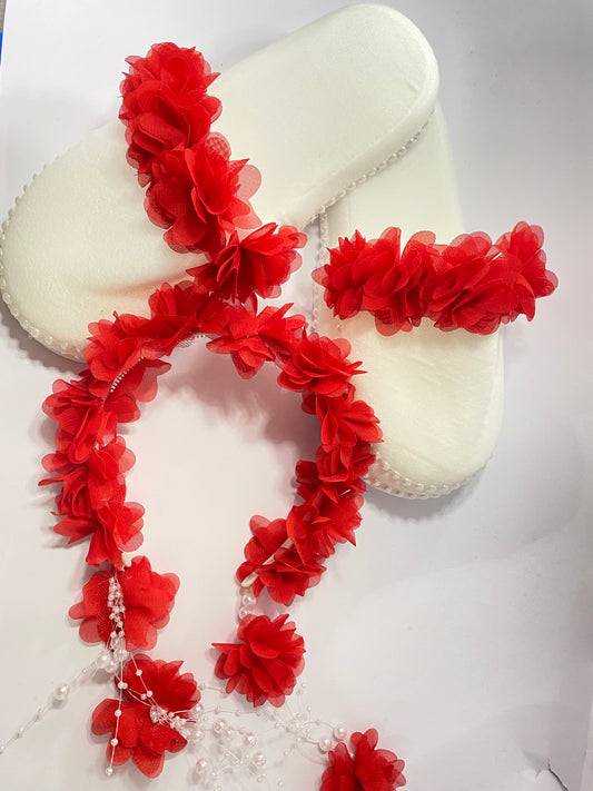 Rote Umstandspantoffeln mit Blumenmuster und Krone