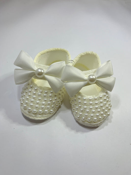 Babyschuhe für Neugeborene mit Schleife und Perlen. Geeignet für 0–6 Monate.