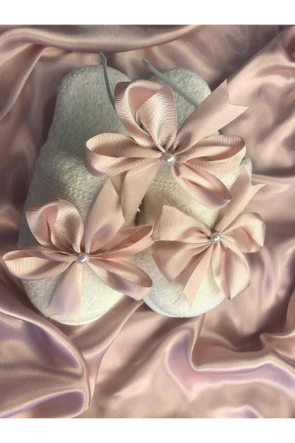 Cremefarbenes Umstands-Slipper-Set mit Fliege und Krone 1006