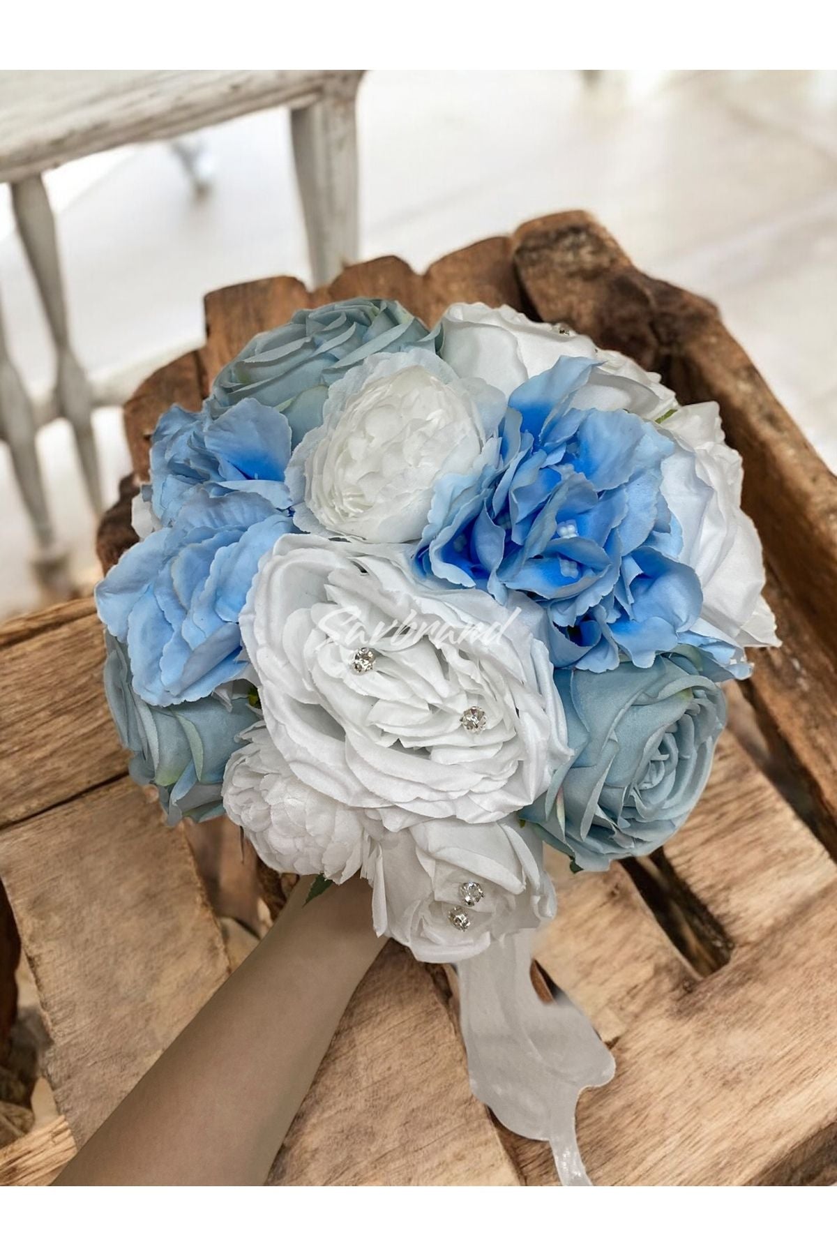 Brautstrauß mit blauen Hortensien und Rosen