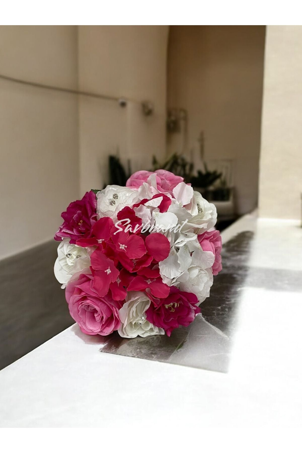 Brautstrauß aus rosa Rosen und fuchsiafarbenen Hortensien