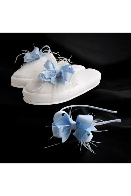 Stilvolles Umstands-Slipper-Kronen-Set mit blauem Band und Federn