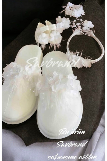 Weiße Umstandshausschuhe mit Blumenmuster, Babyschuhe mit Krone und Baby-Bandana | Umstandsset