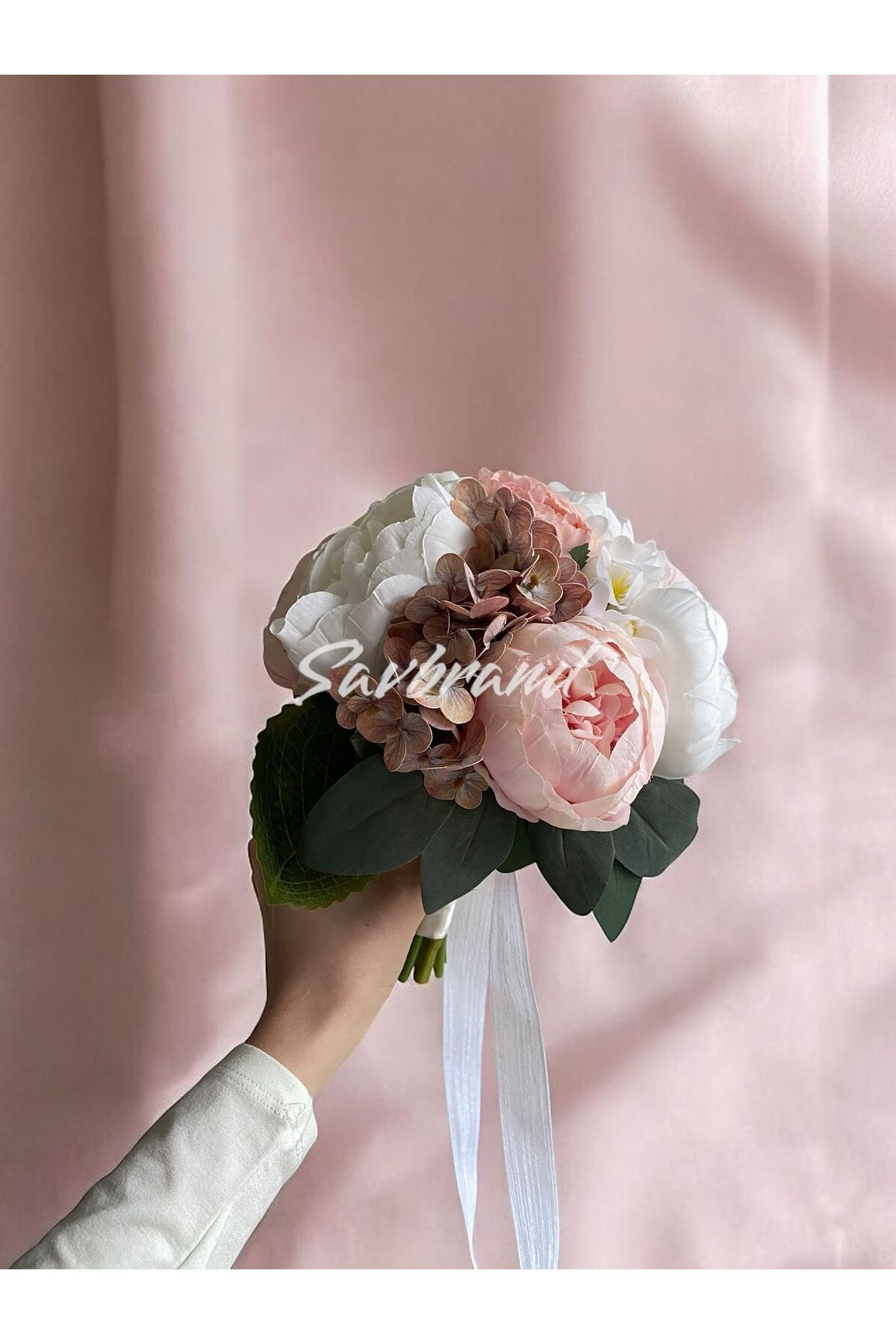 Brautstrauß mit zarter Pfingstrose, feuchter Hortensie und Rose im Spezialdesign