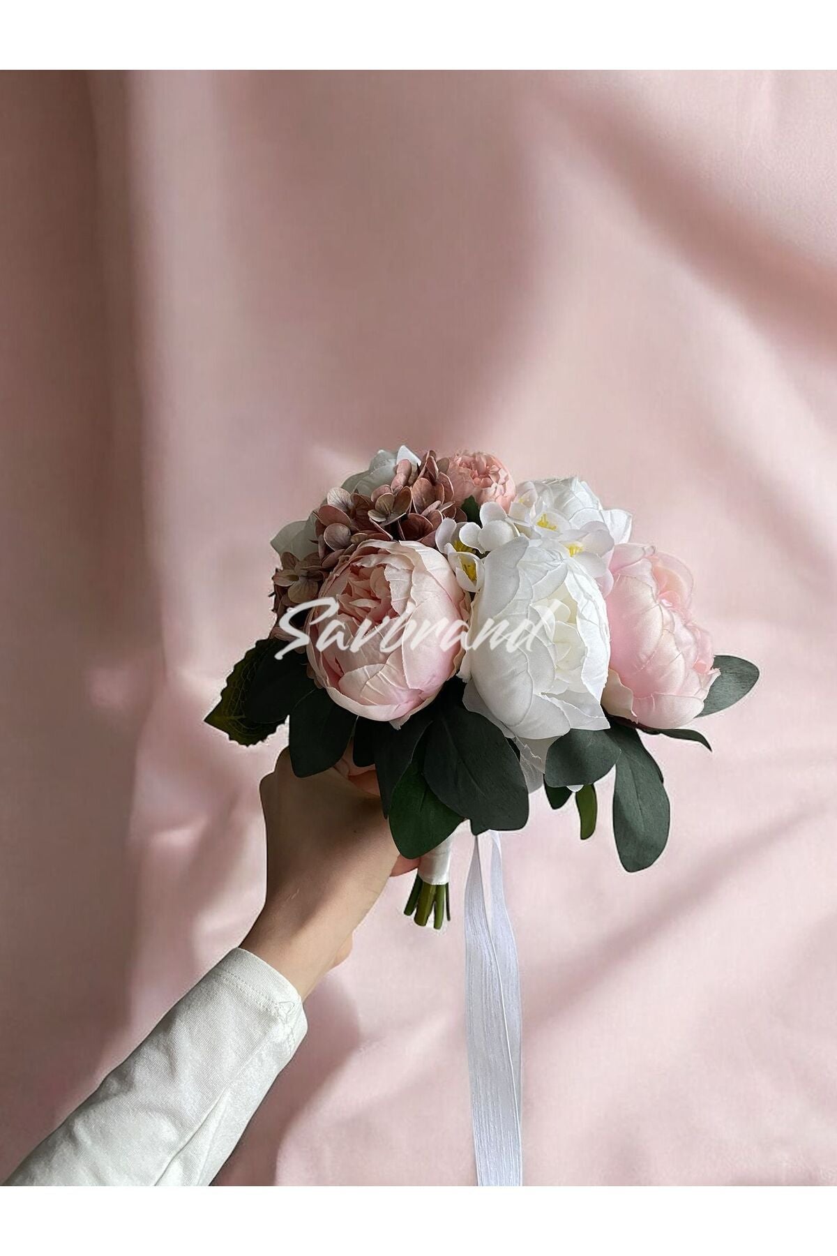 Brautstrauß mit zarter Pfingstrose, feuchter Hortensie und Rose im Spezialdesign