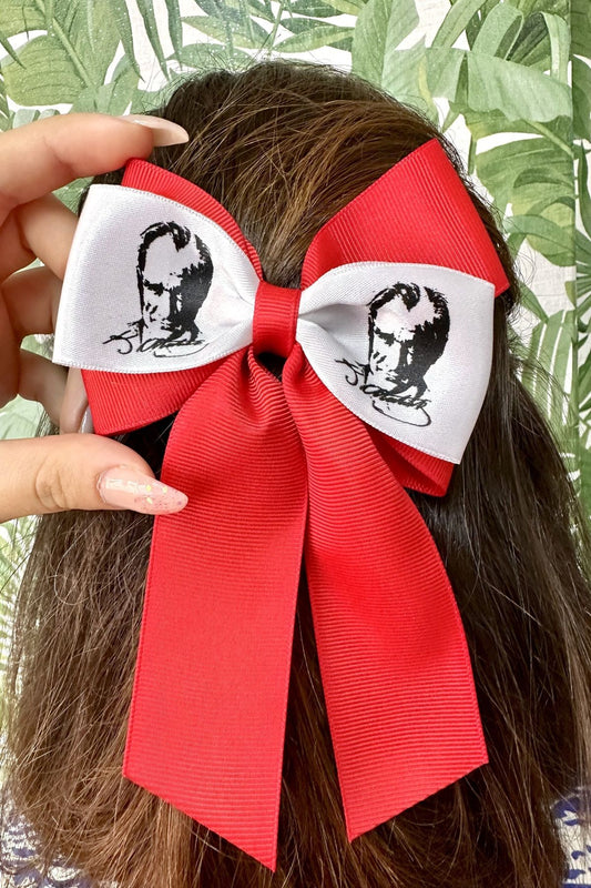 Weiße lange Schnalle mit Atatürk-Porträt auf rotem Band