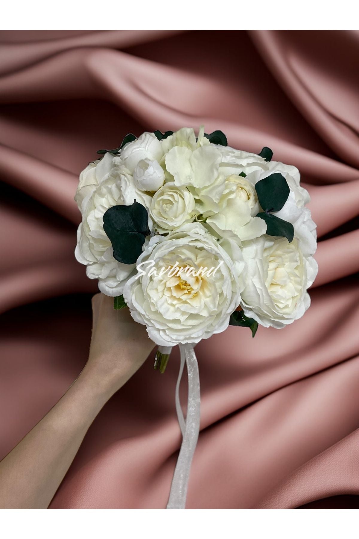 Cremefarbener Pfingstrosen-Eukalyptus-Luxus-Brautstrauß und Boutonniere