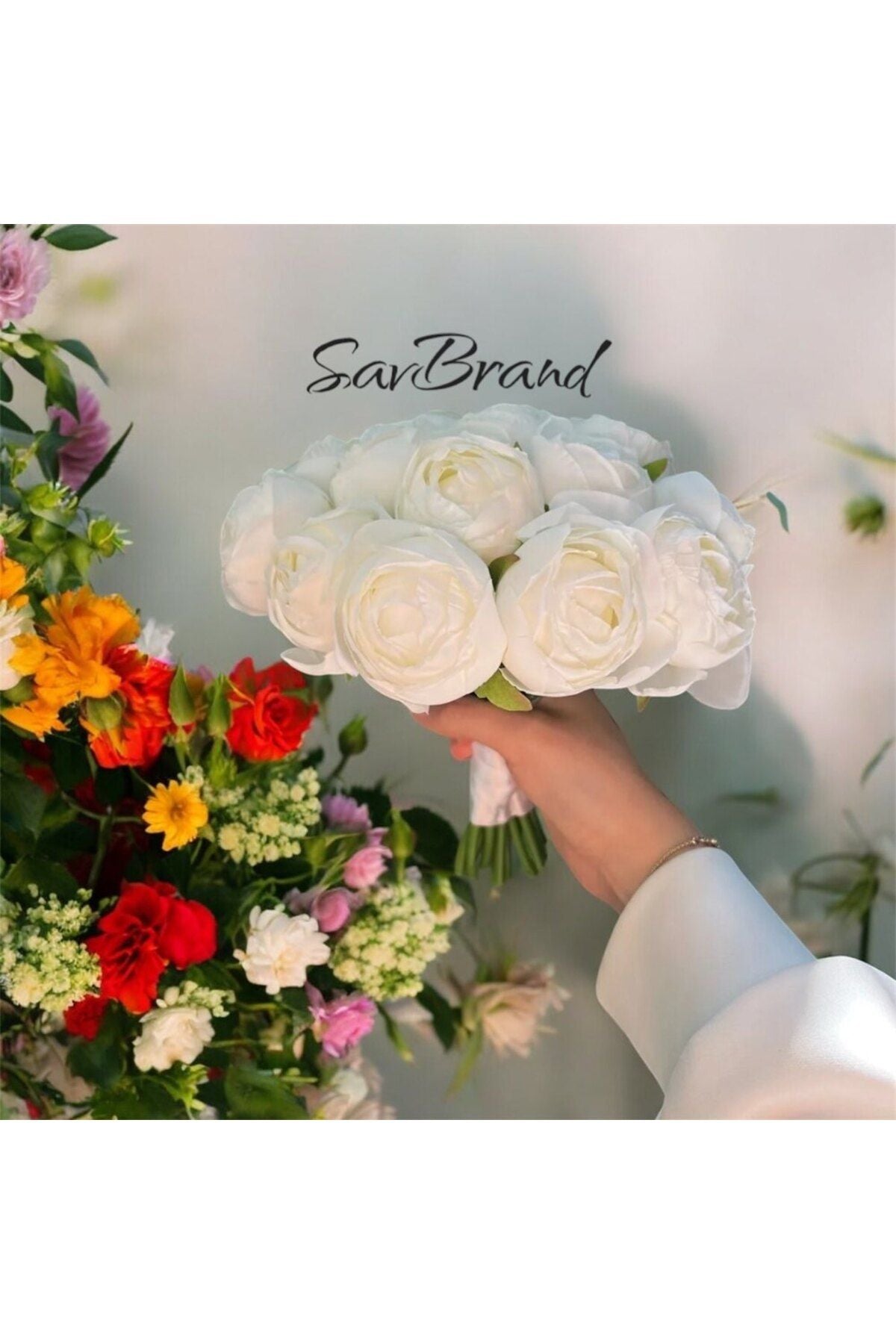 Schneeweißer Pfingstrosen-Brautstrauß (Boutonniere) für die neue Saison